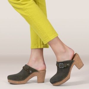 Aetrx suede leather Corey Heeled Clog. Like New. In Box.